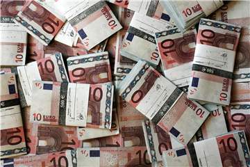 Insgesamt 12.000 Euro (Symbolbild) soll ein mutmaßliches Betrügerpaar von einer Kamenerin ergaunert haben. Diese übergab das Geld, weil sie dachte, das Paar benötigte Hilfe.