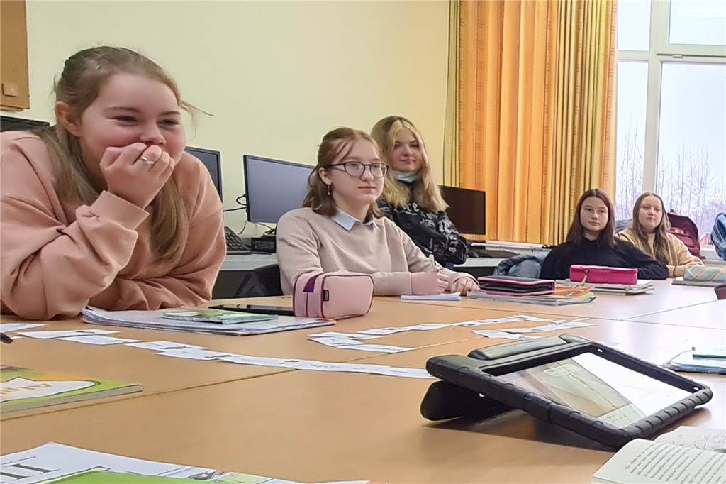Ukrainerin Alla Rozhko betreut Flüchtlingskinder an der Kreuzschule Insgesamt 14 ukrainische Jugendliche hat die Kreuzschule bisher aufgenommen. Sie alle gehen in den Kurs von Alla Rozhko. Natürlich auch, um die deutsche Sprache zu lernen.