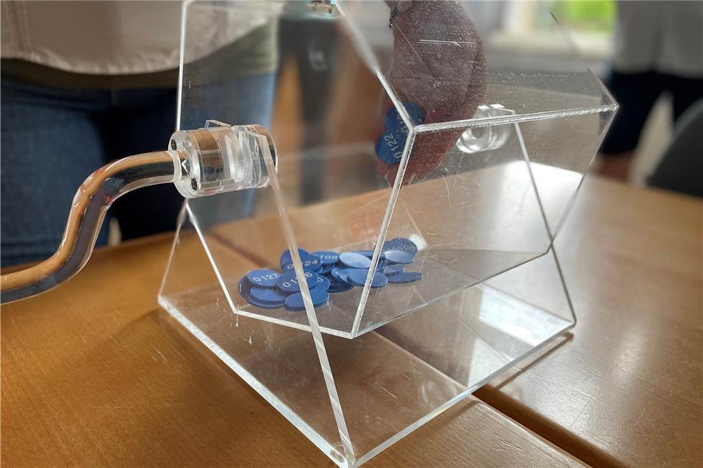 Neues Feuerwehrgerätehaus: Elf Architektenbüros gewinnen Losverfahren Insgesamt 296 Nummern, eine für jeden Bewerber, landeten in der Lostrommel.