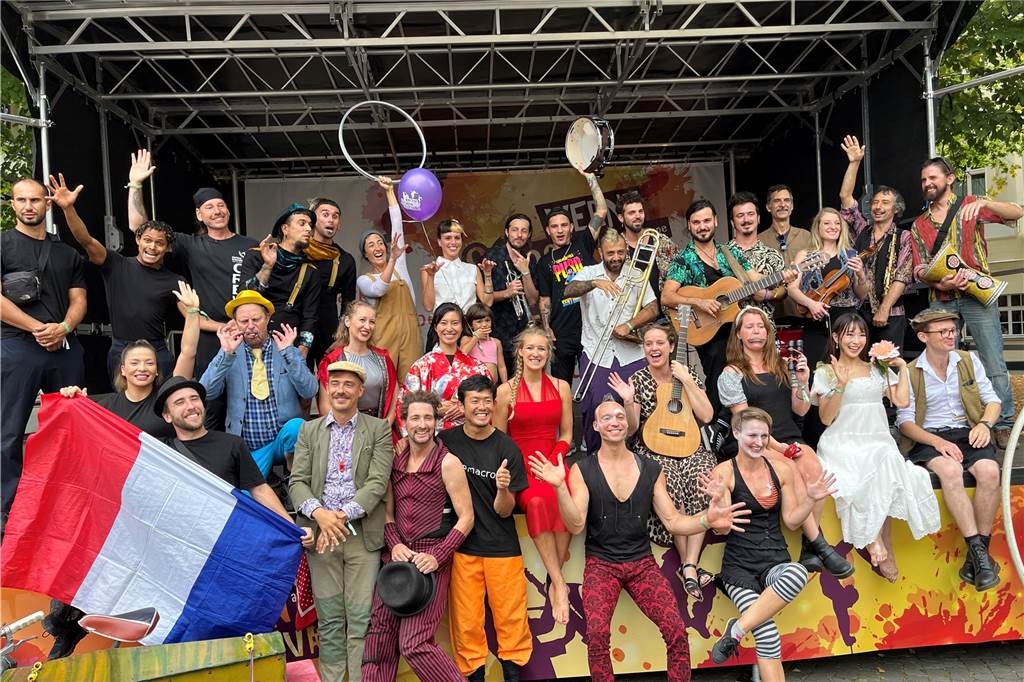 Straßenfestival sorgt für Begeisterung bei Künstlern: „Wie sie es sich erträumt hatten“ Gruppenbild der Künstler vom Straßenfestival