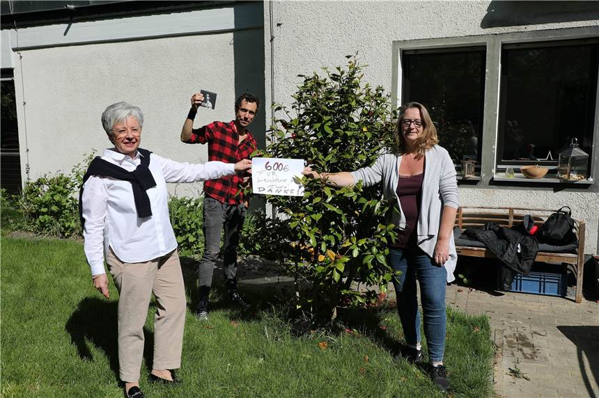 Insgesamt 600 Euro kamen bei Stefan Bauers Spendenaktion für die Hospizinitiative Schwerte und den Leuchtturm-Verein zusammen.