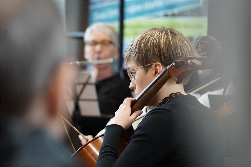 Insgesamt 70 Musiker unterhielten die Besucher in der Aula der Profilschule auf das Beste.