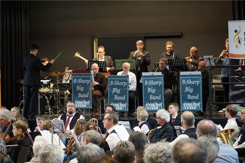 Insgesamt 70 Musiker unterhielten die Besucher in der Aula der Profilschule auf das Beste.