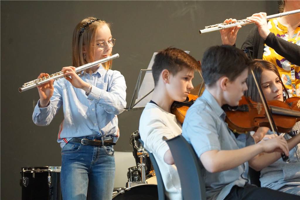 Insgesamt 70 Musiker unterhielten die Besucher in der Aula der Profilschule auf das Beste.