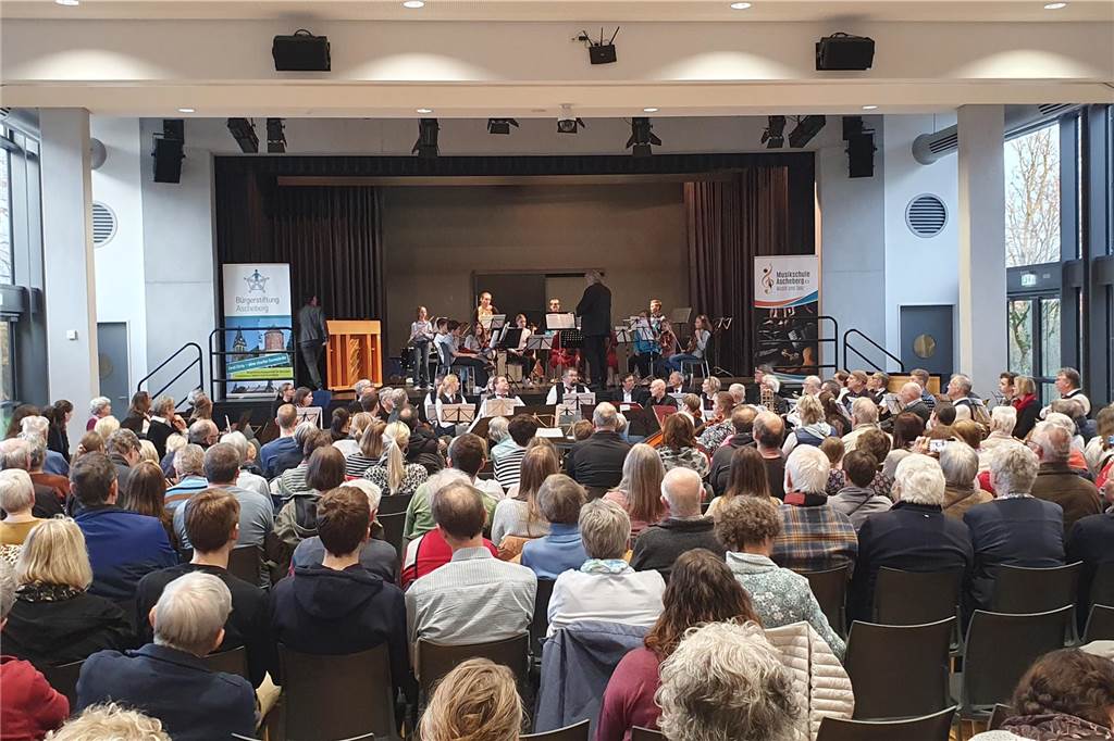Insgesamt 70 Musiker unterhielten die Besucher in der Aula der Profilschule auf das Beste.