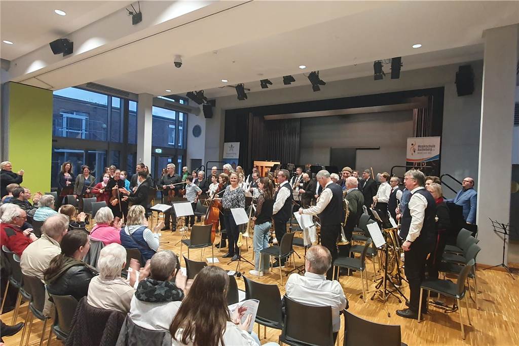 Insgesamt 70 Musiker unterhielten die Besucher in der Aula der Profilschule auf das Beste.