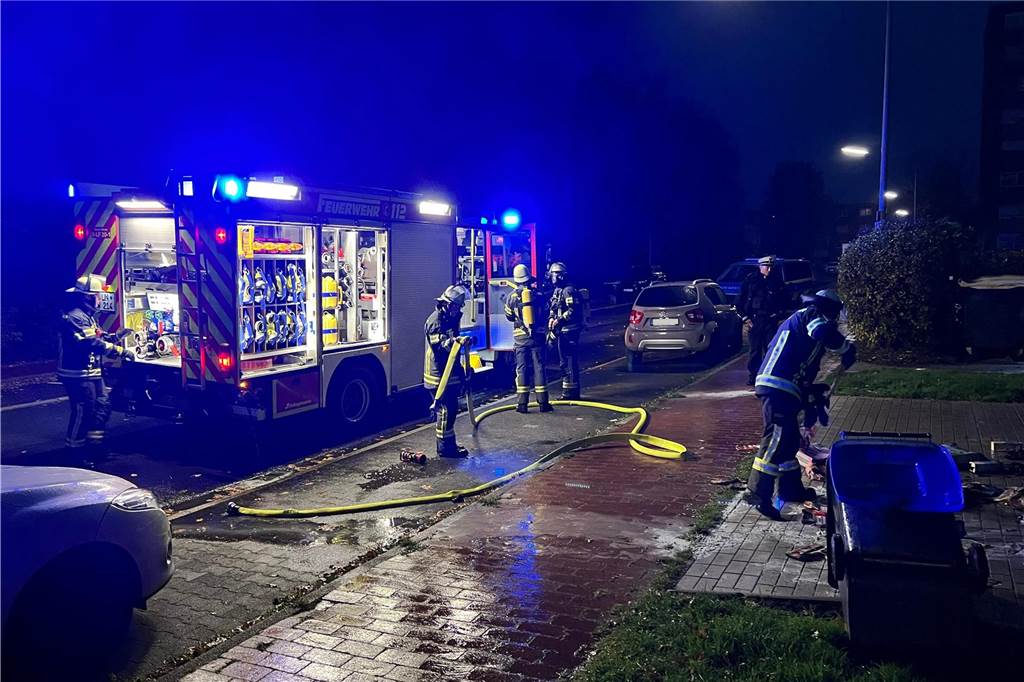 Fünf Mülltonnen-Brände an einem Tag: Kriminalpolizei nimmt Ermittlungen auf Insgesamt brannten fünf Mülltonnen an verschiedenen Orten im Stadtgebiet, die alle aus bisher ungeklärter Ursache Feuer gefangen hatten. Dank der raschen Stichworterhöhung und der zügigen Verteilung der Einsatzkräfte konnten alle Brände unter Kontrolle gebracht werden.
