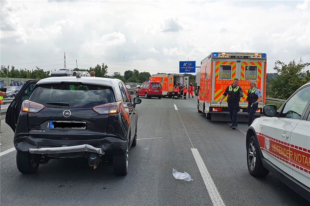 Großes Aufgebot an Rettern nach schwerem Unfall auf der A1 Insgesamt drei Fahrzeuge waren in den Auffahrunfall verwickelt.