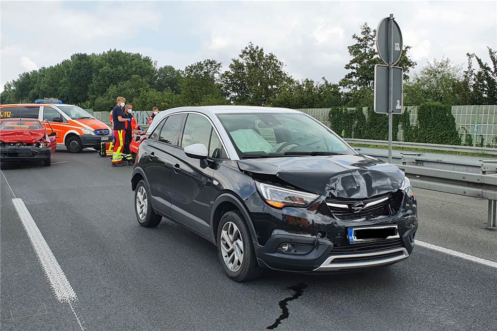 Großes Aufgebot an Rettern nach schwerem Unfall auf der A1 Insgesamt drei Fahrzeuge waren in den Auffahrunfall verwickelt.