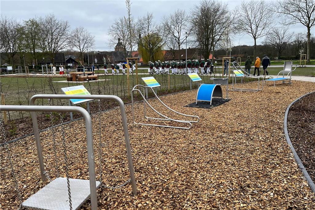 Neuer Bürgerpark in Raesfeld eröffnet: „War die richtige Entscheidung“ Insgesamt elf Fitnessgeräte können die Raesfelder in ihrem neuen Bürgerpark nutzen.