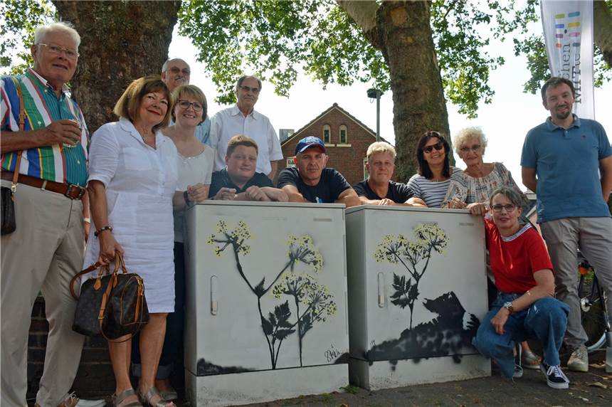 Kunst für Artenvielfalt ziert Stromkästen in der Innenstadt von Dorsten Insgesamt fünf Verteilerkästen rund um das Essener Tor sind von der Dorstener Künstlerin Brigitte Stüwe (rotes Shirt) künstlerisch gestaltet worden.