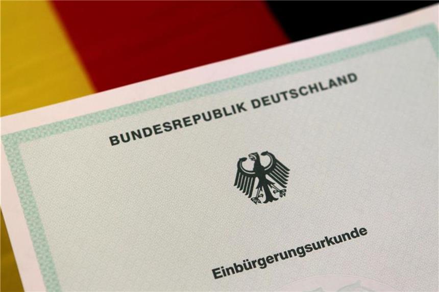 Rekordzahl an Briten lässt sich einbürgern Insgesamt haben im vergangenen Jahr rund 112.200 Ausländer einen deutschen Pass bekommen. Foto: Stephan Jansen