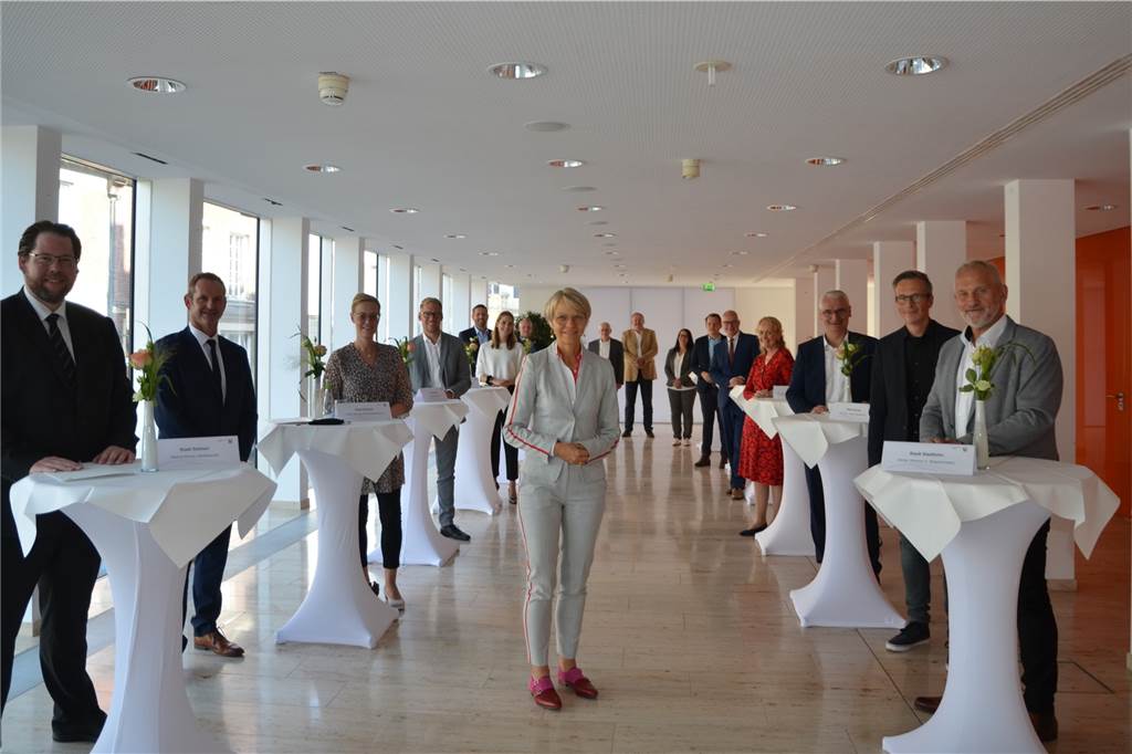 Fördergelder ebnen Weg für Kaffeerösterei und Gewürzladen in Stadtlohn Insgesamt hat Regierungspräsidentin Dorothee Feller (Mitte) am Mittwoch 25 Förderbescheide in einer Gesamthöhe von 4.9 Millionen Euro übergeben, r. der Erste Beigeordnete der Stadt Stadtlohn, Günter Wewers.