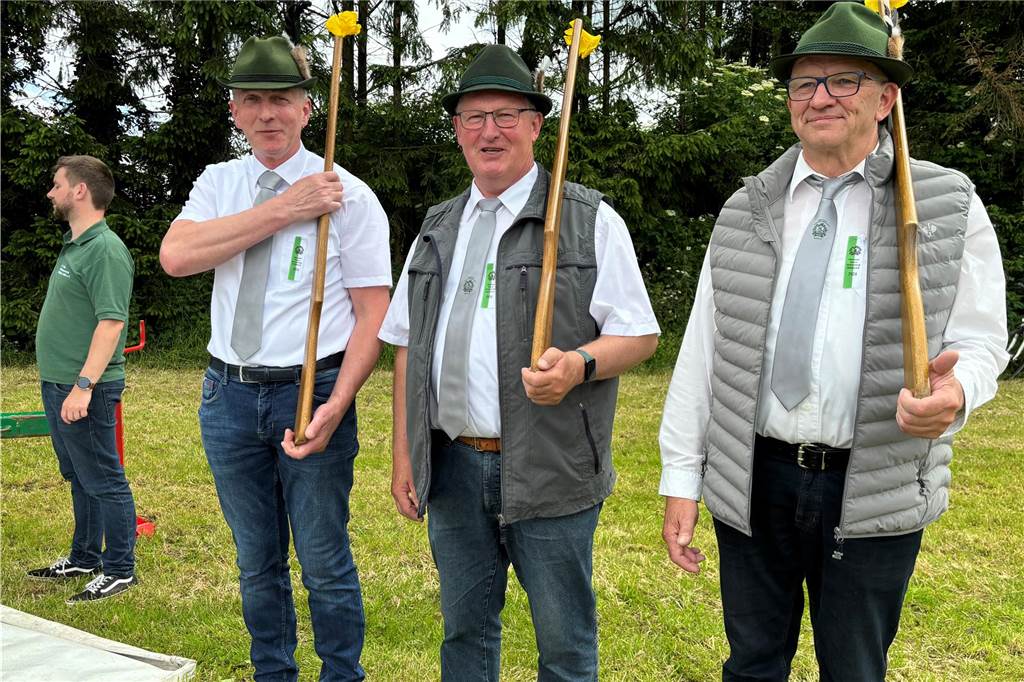 Noch mehr Männer stehen Spalier für den Vogel. 
