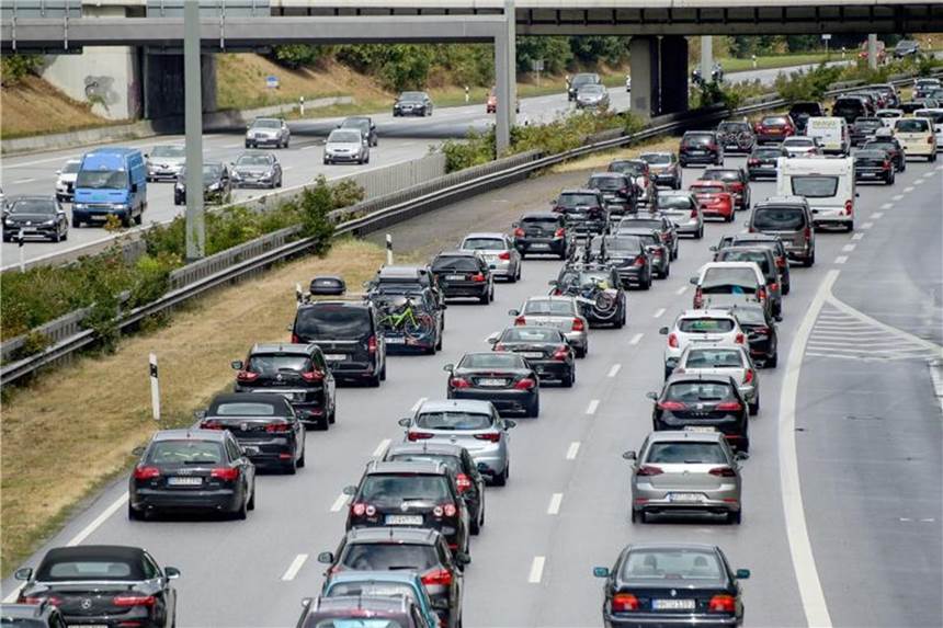 Richtung Norden staut sich der Rückreiseverkehr Insgesamt sinkt das Staurisiko auf deutschen Autobahnen merklich. Foto: Axel Heimken