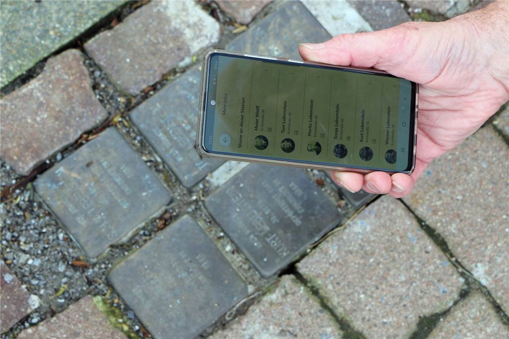 Insgesamt über 15.000 Stolpersteine sind in NRW in der App hinterlegt. Einen Zugang zu dieser Plattform gegen das Vergessen finden Interessierte auch über die Homepage.