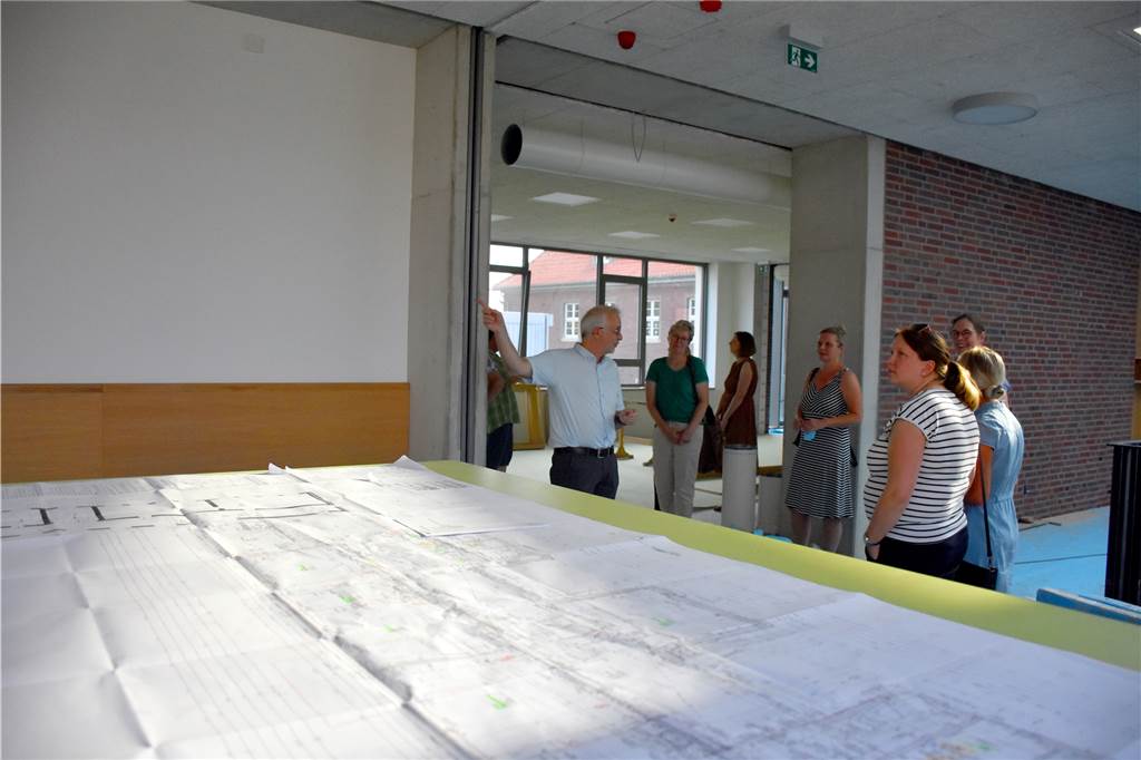 Neubau der Schule ist für Werner Stödtke gelebte Familienfreundlichkeit Insgesamt verschlingen die Planungen rund um Abriss und Neubau an der St. Vitusgrundschule rund 6,2 Millionen Euro. "Gut investiertes Geld", sagt Werner Stödtke. Verläuft jetzt alles nach Plan, soll der Unterricht in den neuen Räume nach den Herbstferien starten.