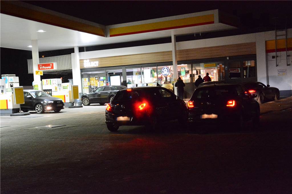 Gesperrter Wall, viel Polizei und eine volle Tankstelle: Freitagabend in der City Tankstelle an der Schützenstraße in Dortmund