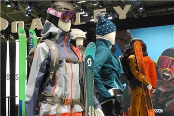 Inspiriert von Nordlichtern ist die Farbgebung der Wintersport-Bekleidung für die Saison 2018/19 - hier zu sehen in der Trendausstellung der Messe Ispo in München. Foto: Simone A. Mayer/dpa-tmn