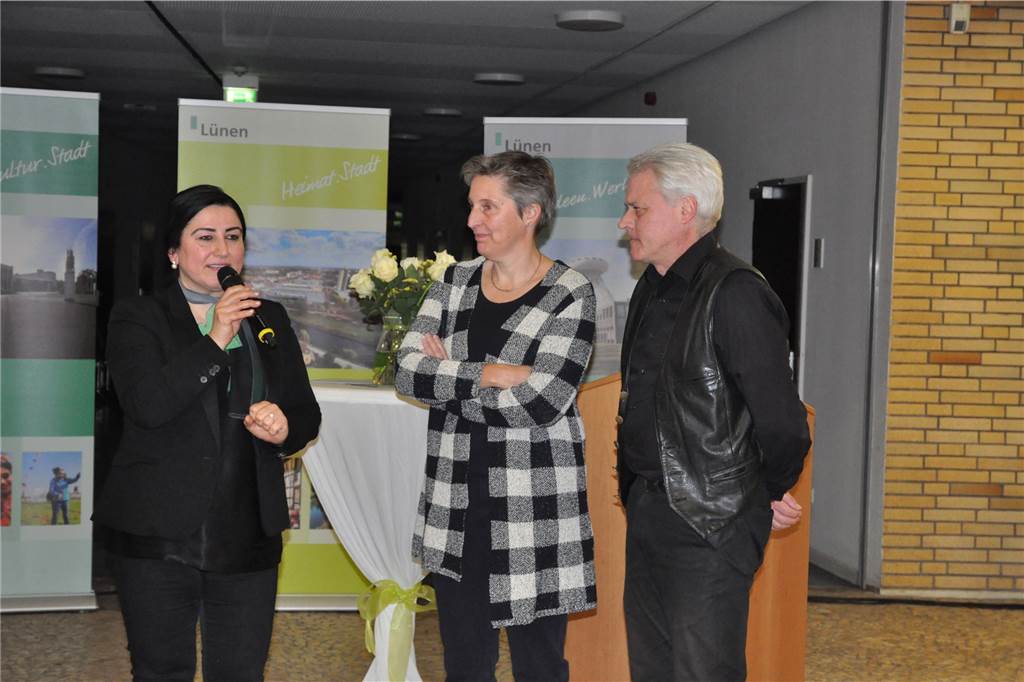 Keine Lust auf den Brexit: Brite (46) nimmt in Lünen die deutsche Staatsbürgerschaft an Integrationsbeauftragte Dr. Aysun Aydemir mit Petra und Martin Stingelin, die nun neben der Schweizer auch die deutsche Staatsbürgerschaft haben.