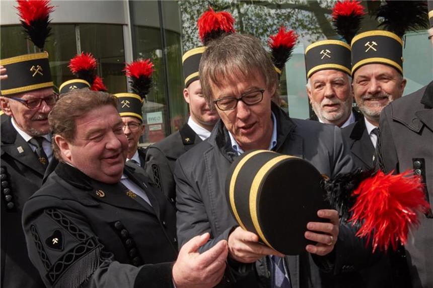 Intendant Frank Hoffmann (M) nimmt nach der Eröffnung der Ruhrfestspiele einen Hut vom Kopf. Foto: Bernd Thissen/aktuell