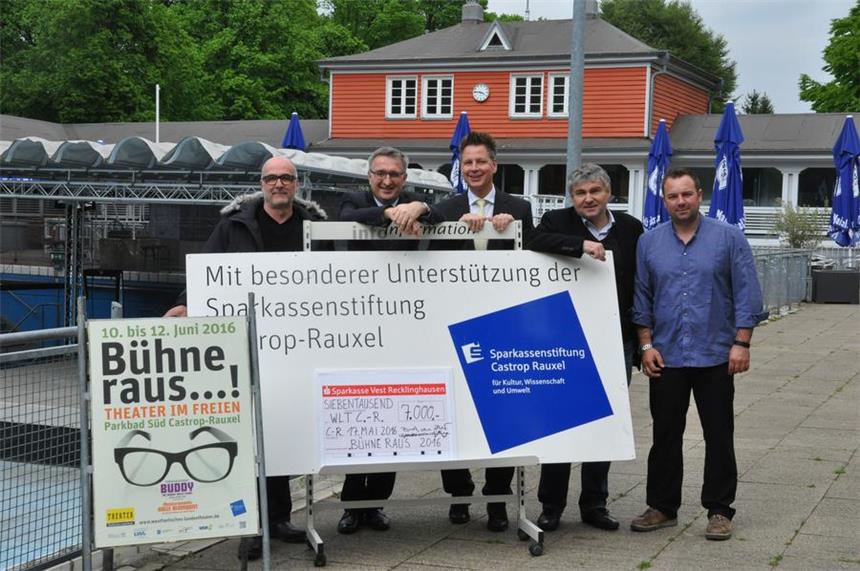 "Bühne raus" spielt zwei Stücke im Parkbad Süd Intendant Ralf Ebeling, Rainer Kruck und Dirk van Buer von der Sparkassenstiftung Castrop-Rauxel sowie der geschäftsführende Direktor des WLT Günter Wohlfarth und der Betreiber des Parkbad Süd, Rainer Schorer, freuen sich auf die Open-Air-Veranstaltung.