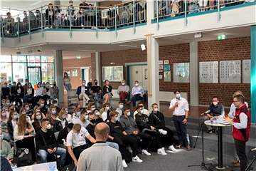 Intensiv haben sich die Schülerinnen und Schüler der Gesamtschule in Olfen mit der Bundestagswahl beschäftigt. Unser Foto entstand bei einer großen Podiumsdiskussion. Die anschließend Juniorwahl brachte ein überraschendes Ergebnis.