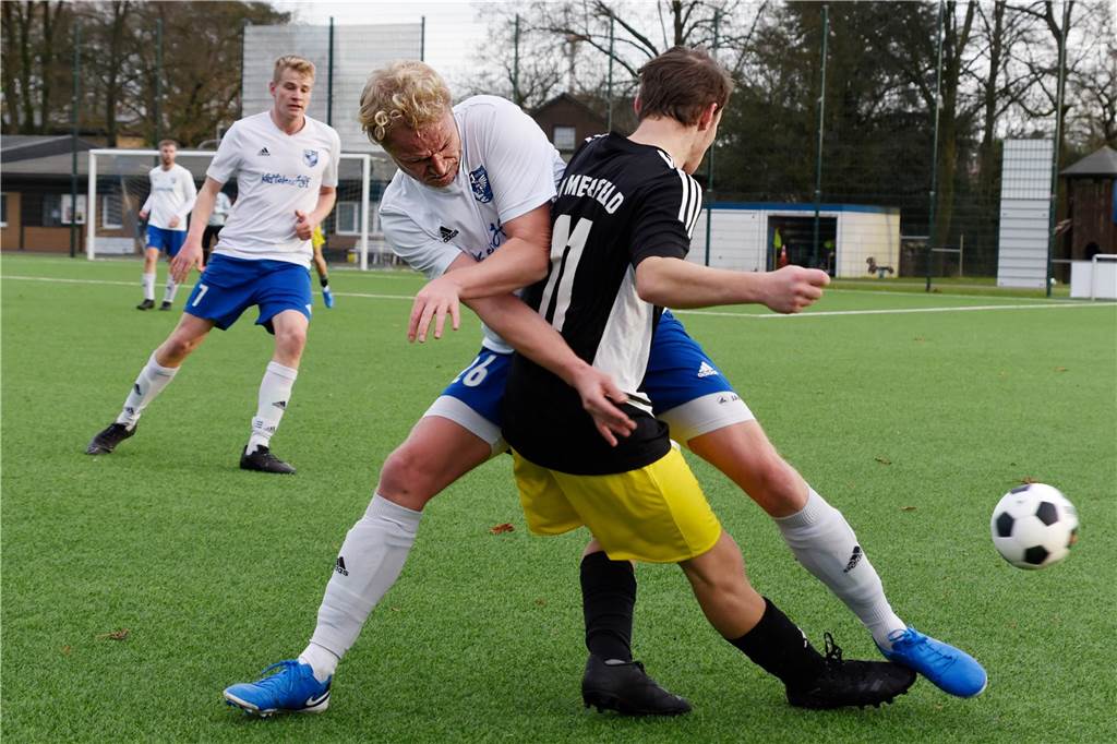 Der Gegner verstärkt sich, aber Lavesum hält dagegen Intensive Zweikämpfe auf dem gesamten Platz: Simon Schlüter von BW Lavesum im Zweikampf mit Merfelds Fabian Glöckener.