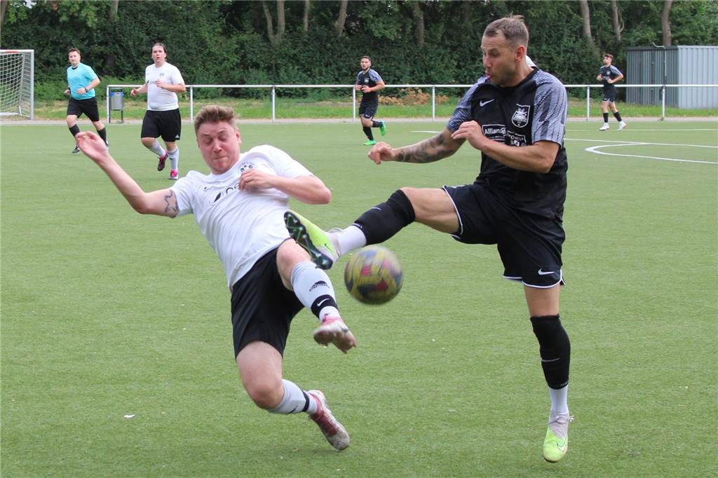 SuS Oberaden gewinnt Hitzeschlacht beim SV Preußen Intensive Zweikämpfe wie diesen gab es bei hochsommerlichen Temperaturen eher selten.