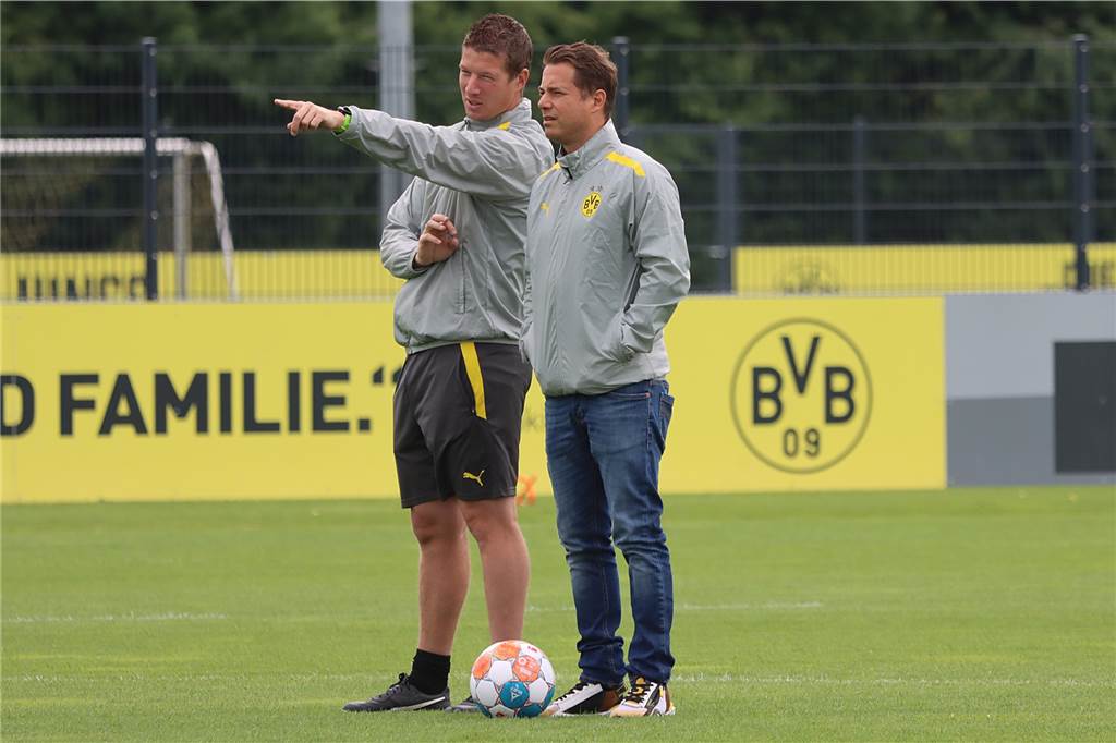 BVB-Nachwuchschef Lars Ricken: „Edin Terzic ist für uns ein Geschenk“ Mike Tullberg und Lars Ricken sprechen miteinander.