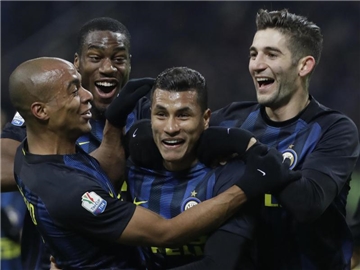 Inter Mailands Spieler jubeln über ihren Sieg gegen FC Bologna. Foto: Luca Bruno
