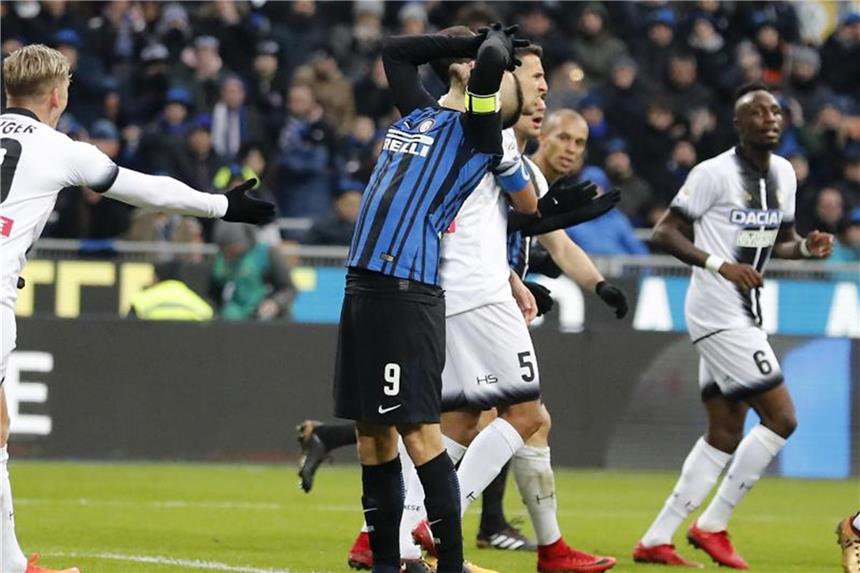 Neapel verdrängt Inter von der Tabellenspitze Inter-Stürmer Mauro Icardi ärgert sich nach einer vergebenen Chance. Foto: Antonio Calanni