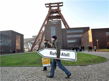Interessante Erinnerungsstücke werden beim großen Ruhr.2010-Flohmarkt ergattert.