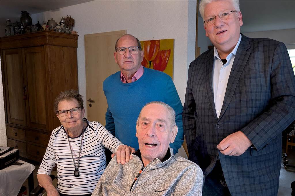 Retter von Schwerte: Friedrich Schreiber (90) trickste Dortmund aus Hans Haberschuss, Hartmut Ganzke, Friedrich Schreiber und seine Ehefrau Ursula Schreiber stehen und sitzen zusammen im Haus der Schreibers in Schwerte-Geisecke.