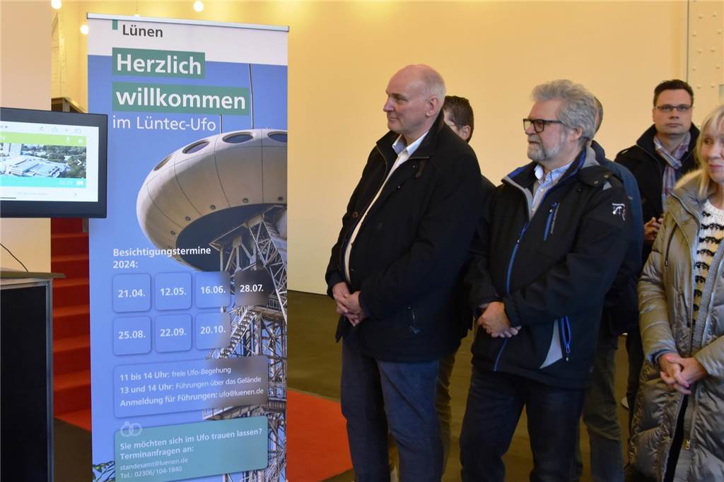 Feierliche Eröffnung: Colani-Ei für breite Öffentlichkeit zugänglich Interessiert verfolgen die Gäste den Entwicklungsstand der neuen Lünen-App.