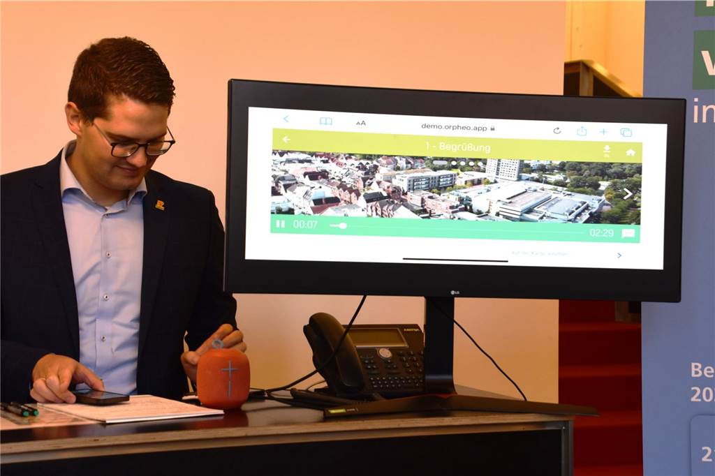 Feierliche Eröffnung: Colani-Ei für breite Öffentlichkeit zugänglich Interessiert verfolgen die Gäste den Entwicklungsstand der neuen Lünen-App.