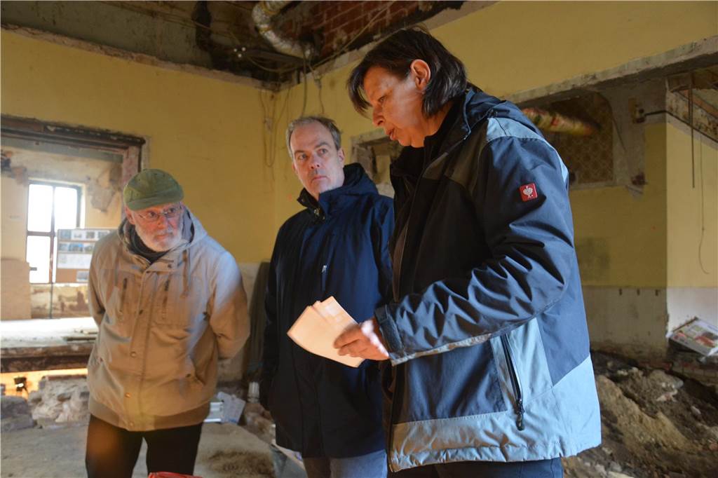 An der Nienborger Burg: Todesfall von vor 700 Jahren wird aufgedeckt Interessierte Beobachter: Bernhard Woltering (v.l), Jürgen Lammers im Gespräch mit Grabungstechnikerin Maja Thede.