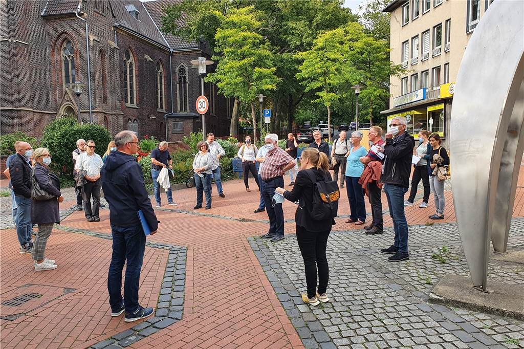 Am Münsterplatz soll es mehr Platz und Sicherheit für Fußgänger geben Interessierte Bürger beim Planungsspaziergang in der Altstadt. Hier ging es unter anderem um die Querung des Biesenkamps.
