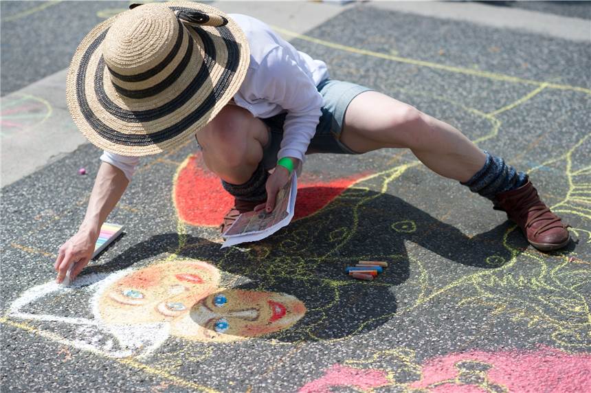 „Vreden ist bunt“ mit Straßenkreide und viel Kreativität Interessierte können in Vreden malen, was die Straßenkreide hergibt.