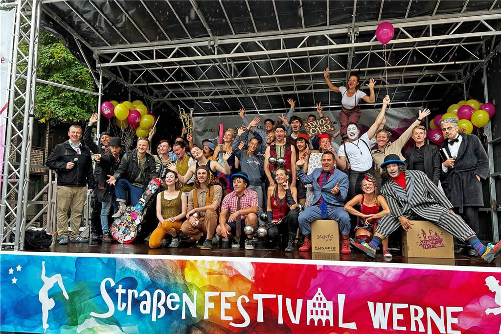 Die Künstler des Werner Straßenfestivals auf der großen Bühne.