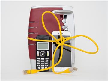 Internet, Handy, Festnetz und manchmal sogar auch noch TV ? Kombitarife verbinden mehrere Leistungen eines Anbieters. Manche Kunden können dadurch jeden Monat Geld sparen, werben die Anbieter. Aber die Pakete lohnen sich nicht für jeden. Foto: Andrea Warnecke