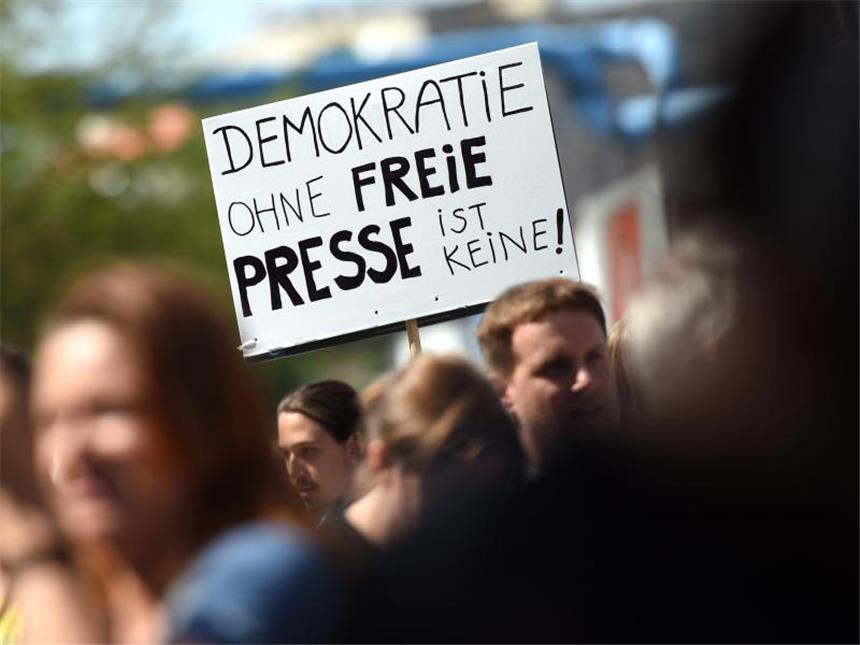 Justizminister trennt sich von Generalbundesanwalt Range Internetaktivisten protestieren in Berlin gegen die staatsanwaltlichen Ermittlungen gegen Netzpolitik.org wegen Landesverrats. Foto: Britta Pedersen