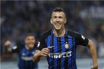 Inters Ivan Perisic (r) freut sich über das Tor zum 3:0. Foto: Antonio Calanni/AP