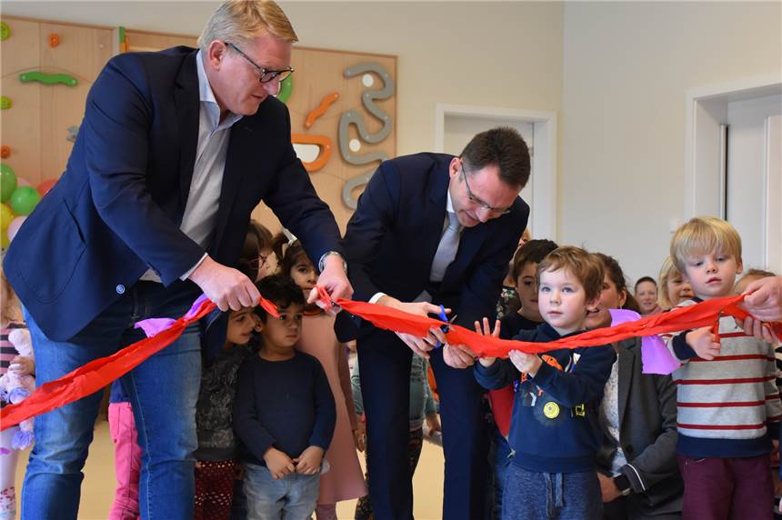 Kita Grashüpfer bekommt neues Zuhause – Kindertagesstätte an der Herberner Straße eröffnet Investor Heiner Temmink (l.) und Bürgermeister Dr. Bert Risthaus durchschnitten zur Eröffnung der Kita Grashüpfer das rote Band.
