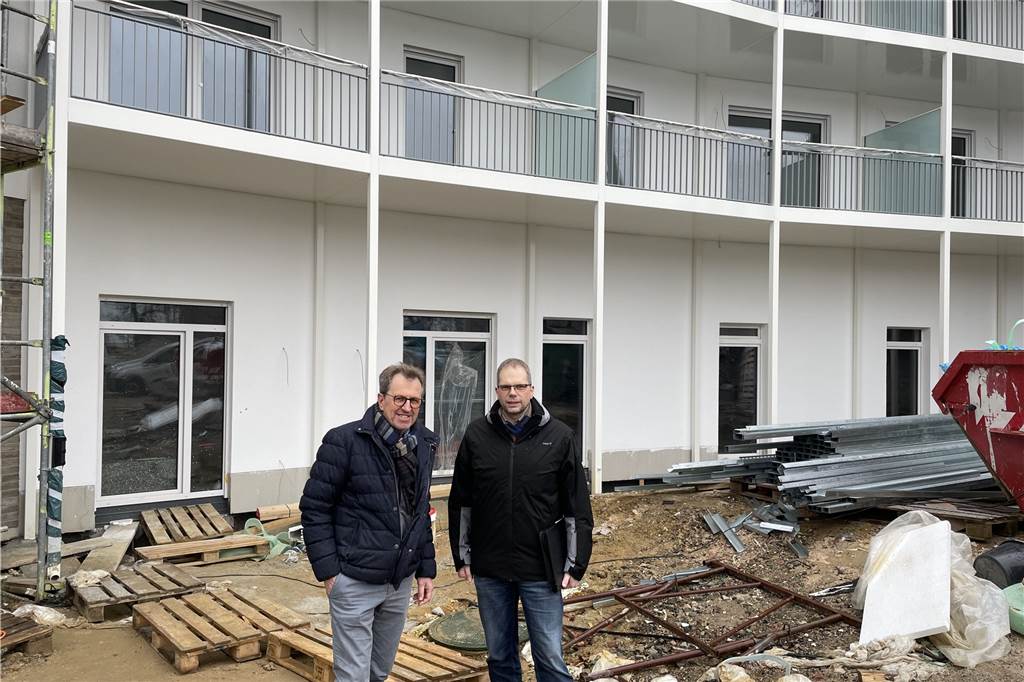 35 neue Wohnungen an der Limbecker Straße: Einzugstermin im Spätsommer Investor Lothar Heinze (l.) und Projektleiter Björn Plenius stehen auf der zukünftigen Terrasse, die zum Gemeinschaftsraum gehört.