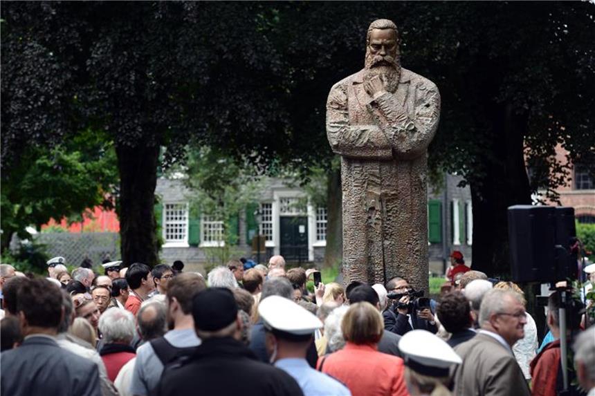 Wuppertal feiert Geburtstag von Friedrich Engels In Wuppertal wurde der Geburtstag von Friedrich Engels gefeiert. Foto: Henning Kaiser/Archiv