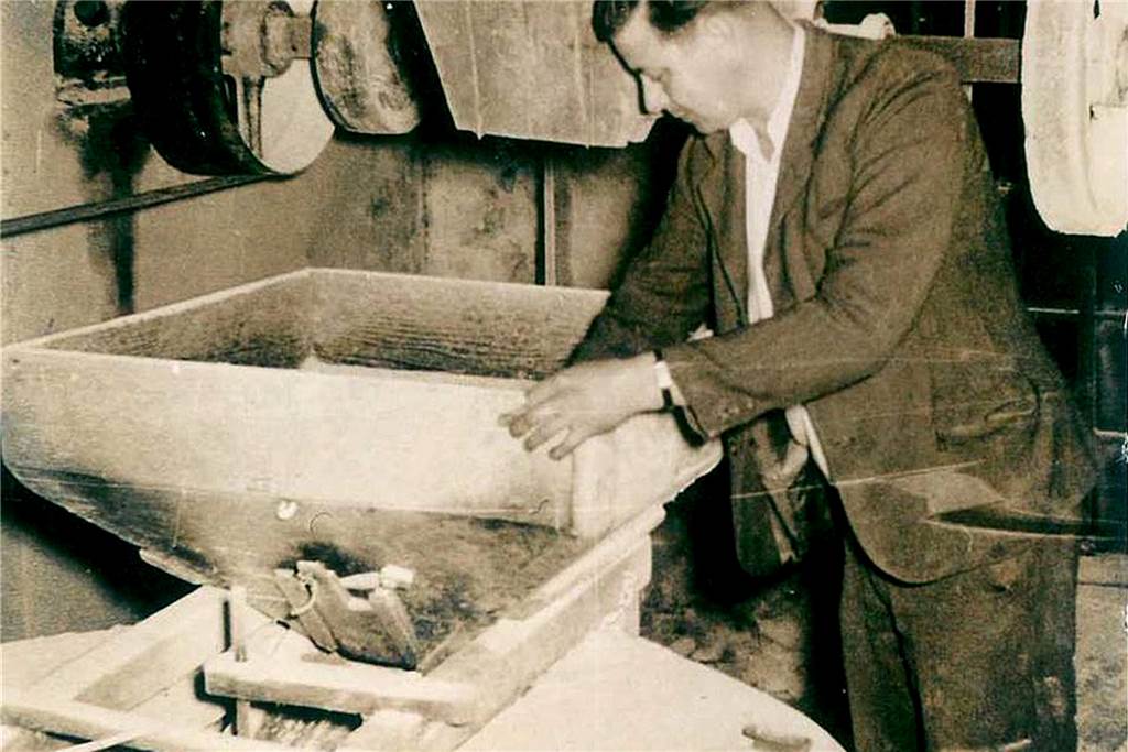 Der Mann, der den Cappenberger Klaren in die Gegenwart rettete, würde 100 Jahre alt Inzwischen Brennmeister: Karl-Heinz Kreutzkamp an der Schrotmühle.