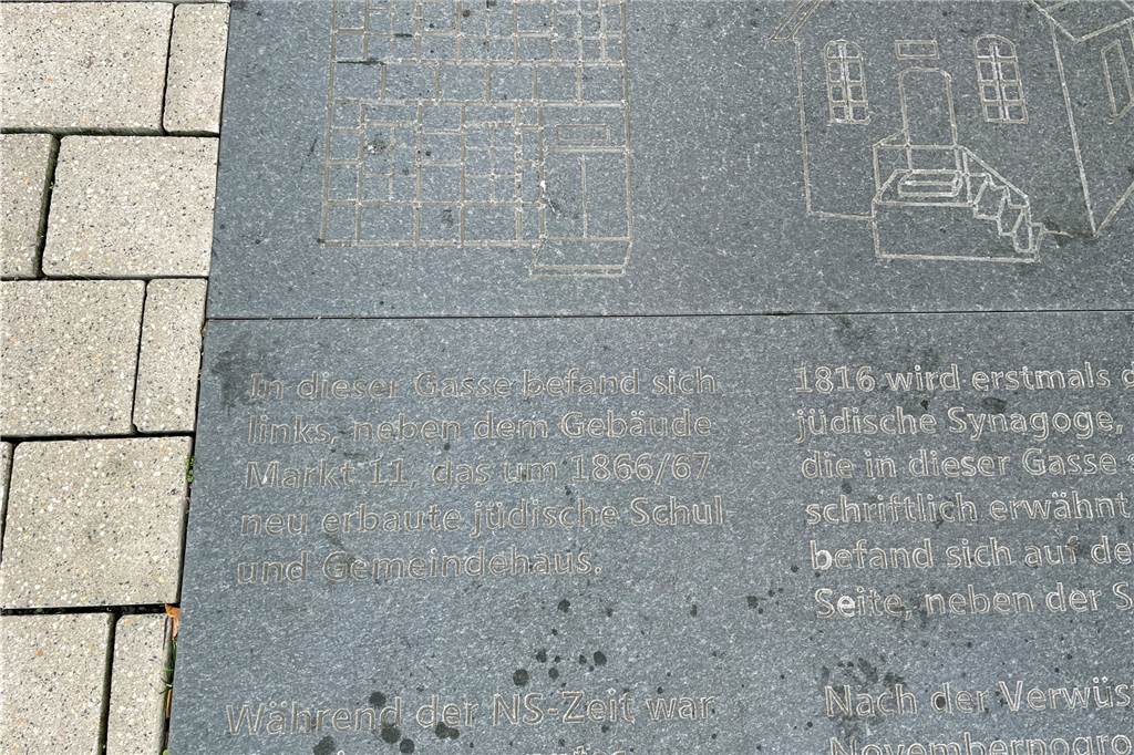 Die Gedenkplatte in der Gasse am Marktplatz.