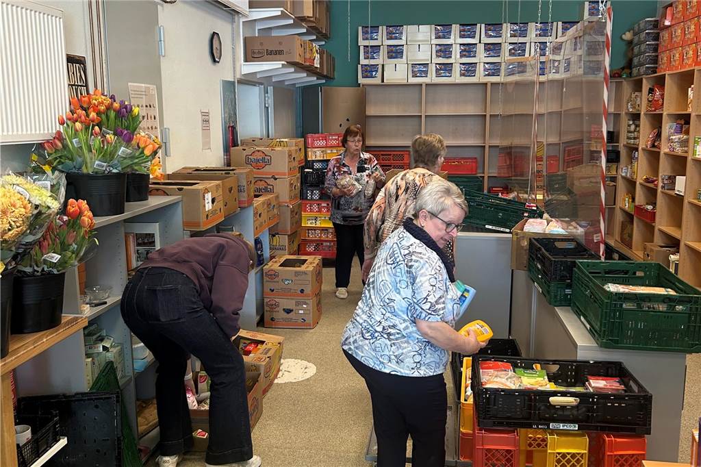 Ahauser Tafel von Spenden überwältigt: 287 Kartons mit Lebensmitteln Ehrenamtliche sortieren in der Ahauser Tafel Lebensmittel