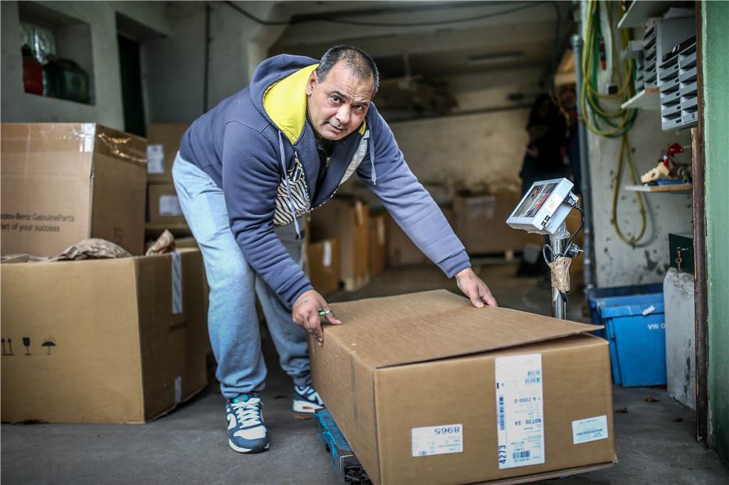Gegen das Sozialbetrug-Klischee: Viele Rumänen und Bulgaren arbeiten hier in festen Jobs Ioan Costea kontrolliert und sortiert die eintreffenden Autoteile und verpackt sie neu für den Endkunden. Zuweilen ist dabei nicht nur Sorgfalt, sondern auch Kraft gefragt.